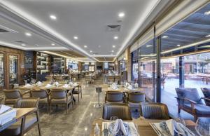A restaurant or other place to eat at Porto Amore Club Hotel
