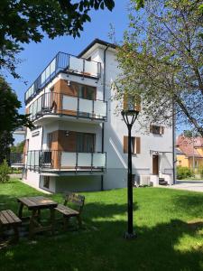 - un bâtiment avec une table de pique-nique et un éclairage de rue dans l'établissement Apartamenty Pod Gwiazdami, à Ustroń