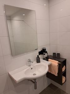 y baño con lavabo blanco y espejo. en Apartment Grafenauer, en Sankt Gallenkirch