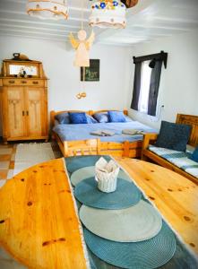 ein Wohnzimmer mit einem Bett und einem Tisch mit einem Korb darauf in der Unterkunft Penzion U kozy in Chřibská