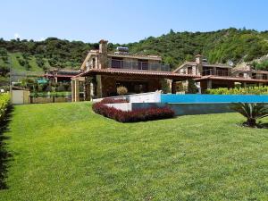 een huis met een grote tuin met een zwembad bij Blue Dream Villa in Nea Skioni