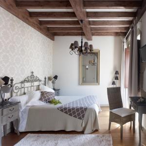 A bed or beds in a room at Hotel Real Cambados