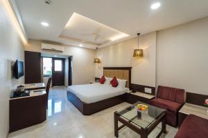 a hotel room with a bed and a couch at Enrise by Sayaji Harda in Harda