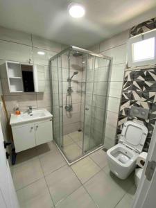 Ванная комната в Ortaca merkezde 2+1 eşyalı bahçeli müstakil ev, Villa Ortaca
