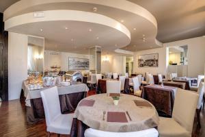 Un restaurant u otro lugar para comer en Albergo Firenze