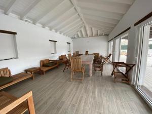 uma sala de jantar com mesa e cadeiras em Pueblo Canario em Los Estancos