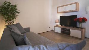 uma sala de estar com um sofá e uma televisão de ecrã plano em Pueblo Canario em Los Estancos