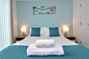 Ένα ή περισσότερα κρεβάτια σε δωμάτιο στο Stylish City Centre Apartment - Home From Home With Fully-Equipped Kitchen, Smart TV, Netflix, Superfast WiFi, Free Parking, Self Check-In - By Brightleap Apartments