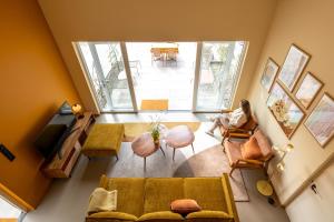 una vista aérea de una sala de estar con muebles amarillos en Residenties en bungalow Royal Domburg, en Domburg