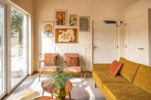 a living room with a couch and a table at Residenties en bungalow Royal Domburg in Domburg