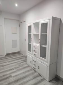un armario blanco en una habitación con pasillo en Piso marinero, en Muxía