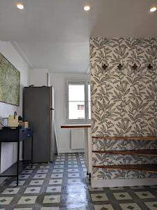 una cucina con frigorifero, tavolo e finestra di Appartement 3 Chambres - 78m2 - Lumineux a Bihorel