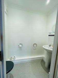 uma casa de banho branca com um lavatório e um WC em Centrally located "Spring Cottage" Perfect Ventnor Holiday Home em Ventnor