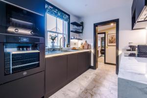Dapur atau dapur kecil di Beautiful 4-bed Luxury Windsor Home by Casa by Grace, Amazing location, Perfect for large groups, Pet Friendly, sleeps 7-9!