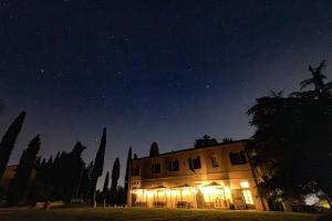 un bâtiment la nuit avec un ciel étoilé dans l'établissement Agriturismo Terra Di Dio Toscanizzazione, à Capannoli