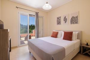 A bed or beds in a room at Luxury Villa Perla