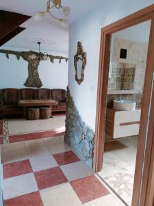 salon z kamienną ścianą w obiekcie Domki w Bieszczadach w Polańczyku