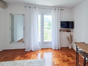 TV a/nebo společenská místnost v ubytování Apartment in Viganj with sea view, balcony, air conditioning, Wi-Fi (3870-3)