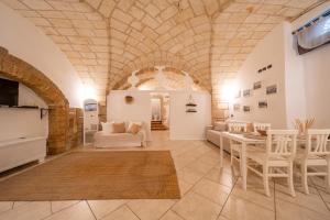 ein großes Wohnzimmer mit einer großen Steindecke in der Unterkunft Leondari Rooms in Otranto