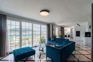sala de estar con muebles azules y ventanas grandes. en Crown of La Concha Beach, en San Sebastián