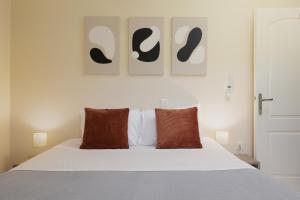A bed or beds in a room at Luxury Villa Perla