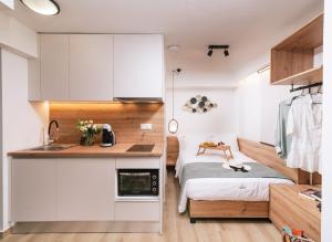 um pequeno quarto com uma cama e um lavatório num quarto em Fontem Central Living em Heraclião