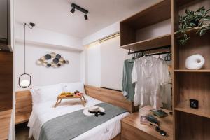 um pequeno quarto com uma cama e uma mesa em Fontem Central Living em Heraclião