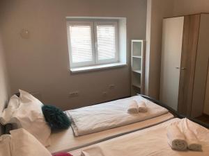 Säng eller sängar i ett rum på Apartment PLAŽA - BEACH