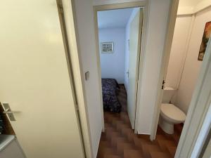 korytarzem do łazienki z toaletą i umywalką w obiekcie T3 calme avec terrasse, clim et parking proche plage - FR-1-106-45 w mieście Saint-Cyprien +18 zdjęć