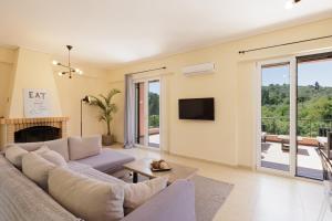 A television and/or entertainment centre at Luxury Villa Perla