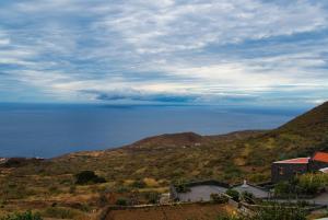 vistas al océano desde una colina en Vivienda vacacional el Aljibe, en Mocanal