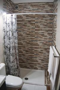 莫卡諾爾的住宿－Vivienda vacacional el Aljibe，带淋浴帘和卫生间的浴室