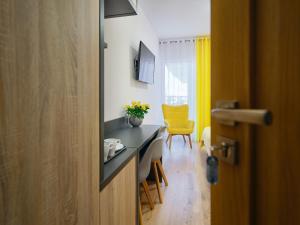 TV a/nebo společenská místnost v ubytování Villa Łeba Pokoje & Apartamenty