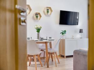 TV a/nebo společenská místnost v ubytování Villa Łeba Pokoje & Apartamenty