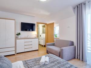 TV a/nebo společenská místnost v ubytování Villa Łeba Pokoje & Apartamenty
