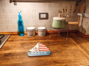 a kitchen with a beach sign on a wooden floor at Il Nido sullo Scoglio in Bonassola