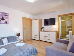 TV a/nebo společenská místnost v ubytování Villa Łeba Pokoje & Apartamenty