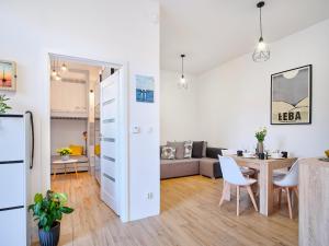 Kuchyň nebo kuchyňský kout v ubytování Villa Łeba Pokoje & Apartamenty