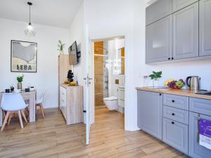 Kuchyň nebo kuchyňský kout v ubytování Villa Łeba Pokoje & Apartamenty