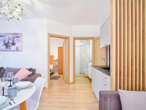 Kuchyň nebo kuchyňský kout v ubytování Villa Łeba Pokoje & Apartamenty