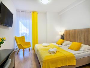 Un pat sau paturi într-o cameră la Villa Łeba Pokoje & Apartamenty