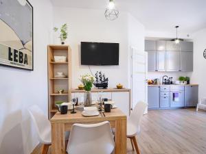 Kuchyň nebo kuchyňský kout v ubytování Villa Łeba Pokoje & Apartamenty