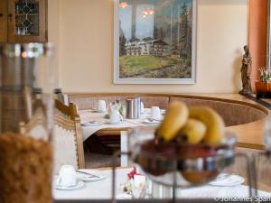 um restaurante com uma mesa com bananas em Pension Handle em Kramsach
