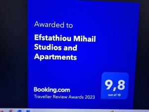 ein blauer Bildschirm mit den Worten aufgerüstet zu Mitternachtsstudien und Apartments in der Unterkunft Efstathiou Mihail Studios and Apartments in Stomio