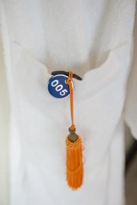 um close-up de um botão em uma camisa branca em Masseria del Carmine Maggiore 1817 em Pozzuoli