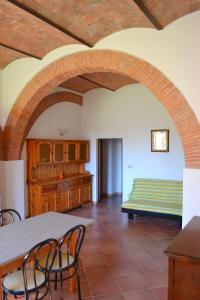 Zimmer mit einem Tisch, Stühlen und einer Bank in der Unterkunft Agriturismo il Vecchio Pozzo in Casa Affitti