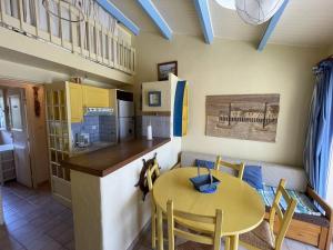 kuchnia i jadalnia ze stołem i blatem w obiekcie Charmant Pavillon Familial avec Terrasse et Mezzanine - Proche Plage - Saint-Cyprien Plage - FR-1-106-86 w mieście Saint-Cyprien +18 zdjęć