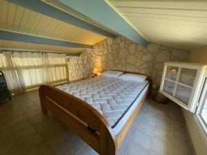 ein großes Bett in einem Zimmer mit Fenster in der Unterkunft Villa Saint-Cyprien, 1 pièce, 6 personnes - FR-1-106-86 in Saint-Cyprien