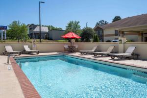 Piscina a Days Inn & Suites by Wyndham Commerce o a prop