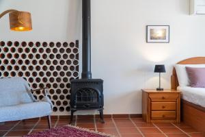 un soggiorno con piano cottura e letto di Casa Bolacha a Colares
